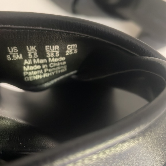 Naturalizer Black Sandals with Crisscross Straps and Block Heel - Picture 7 of 8